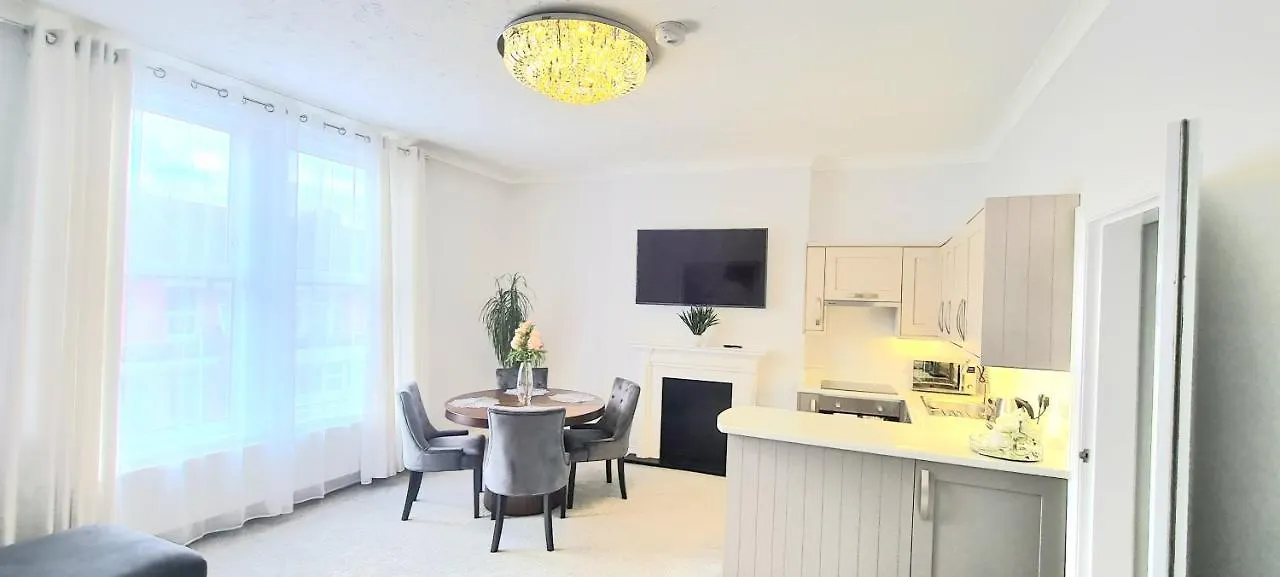 Spacious 3 Bed Flat Near The Sea With Parking Bournemouth