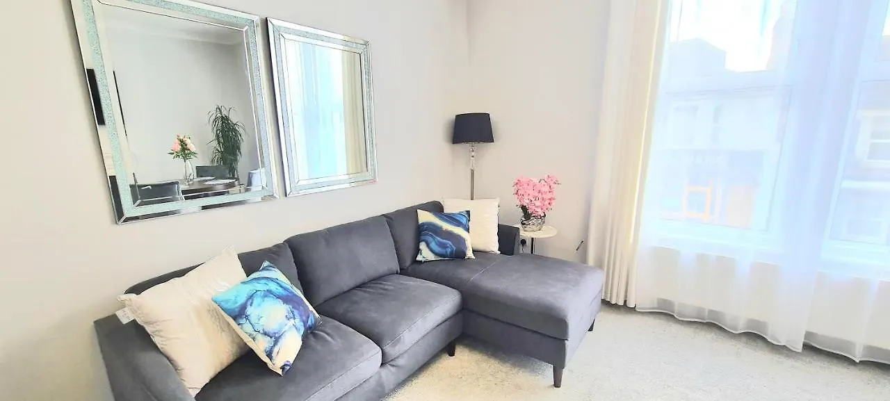 Spacious 3 Bed Flat Near The Sea With Parking Bournemouth 0*,  Regno Unito